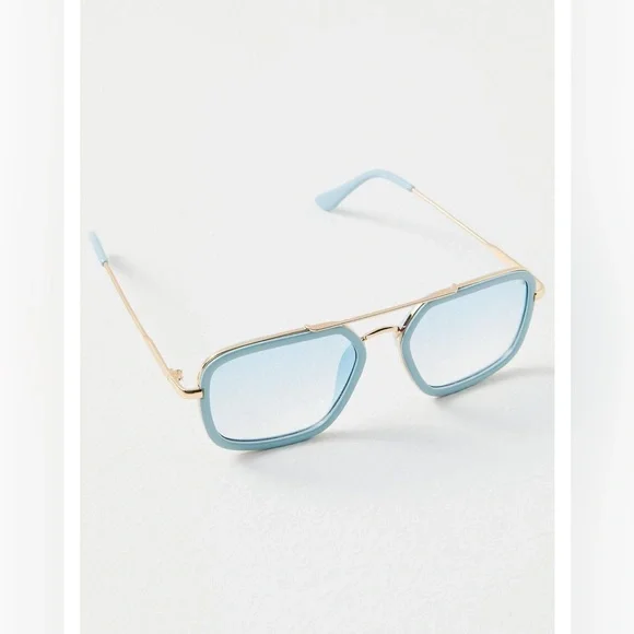 Free People Luna Classic Aviator Sunglasses ☁️ Cloud Blue 🩵 NWOT Sold Out Color - Picture 1 of 7